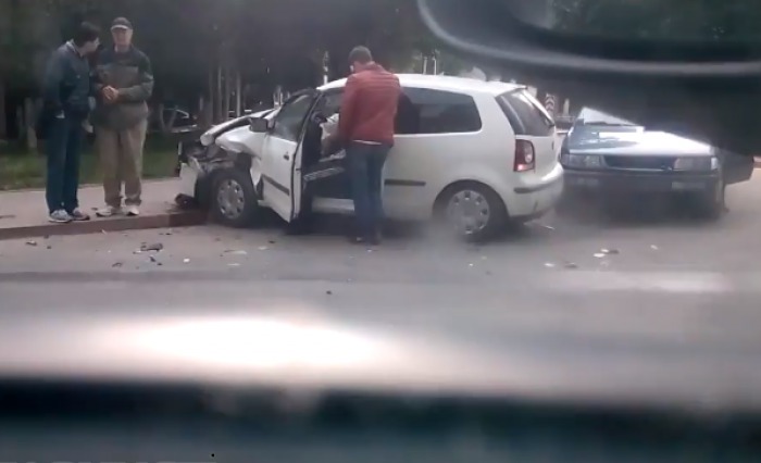 В результате столкновения пострадал 25-летний водитель одного из автомобилей.