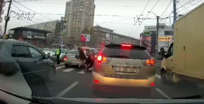 В столице на “зебре” пешехода сбил велосипедист.
