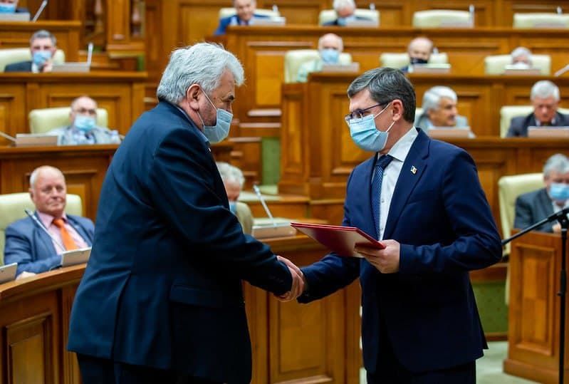 Депутатам первого парламента Молдовы вручили почетные дипломы.