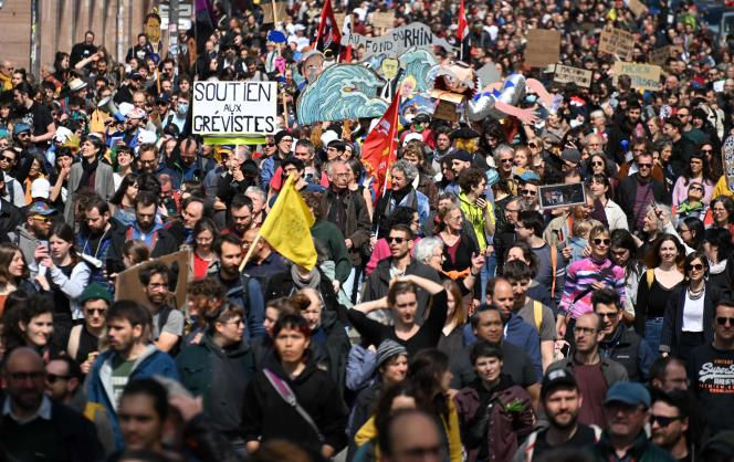 Францию охватили первомайские демонстрации, в том числе и против пенсионной реформы.