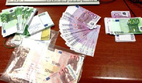Мужчина разложил банкноты по кулькам, а затем спрятал их в багаже.