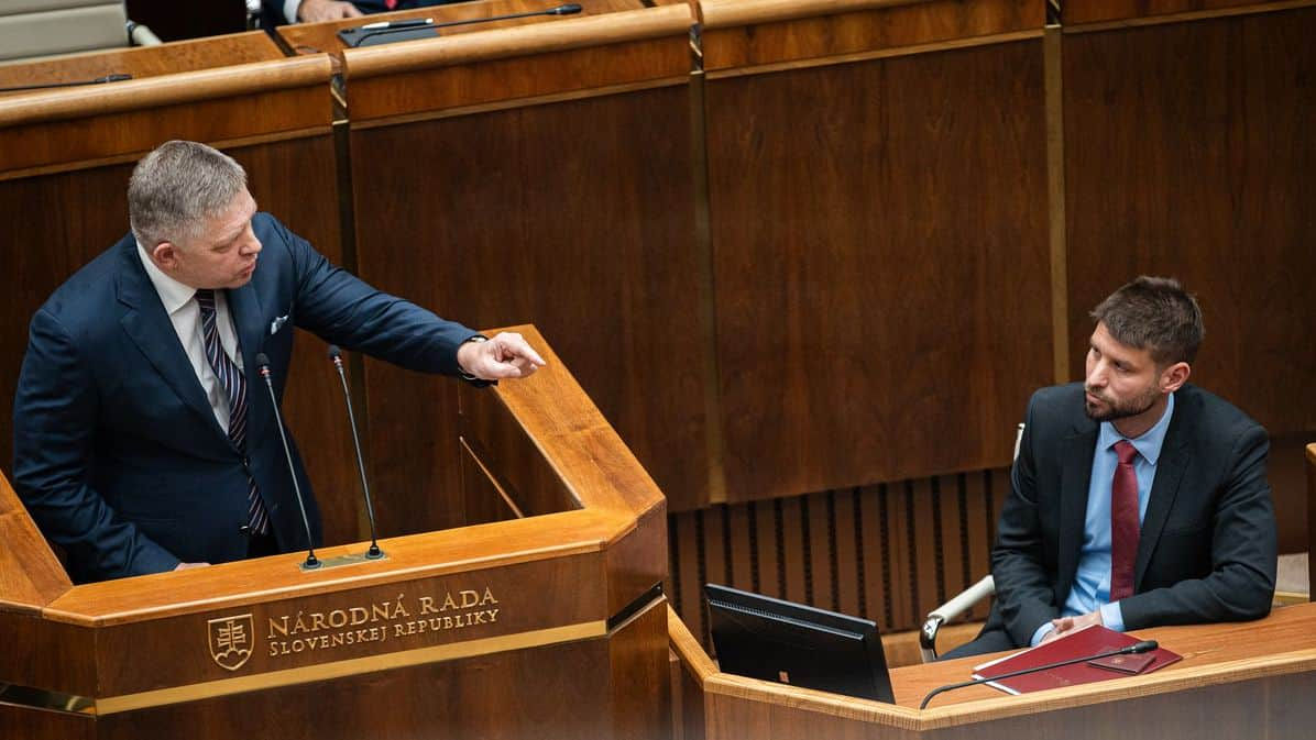 Opoziția din Slovacia retrage un vot de neîncredere în Guvernul Fico și planifică unul nou.