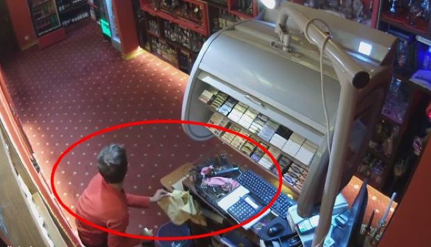 Grupa operativa a poliției a venit în trei minute, dar pe loc nu mai era nimeni. Proprietarului magazinului a fost anunțat de oamenii legii că tânărul a fost găsit.