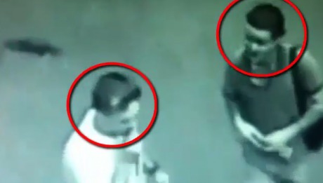 Indivizii din imagini sunt căutaţi de oamenii legii pentru că ar fi fost implicaţi într-un caz de furt din oficiu.