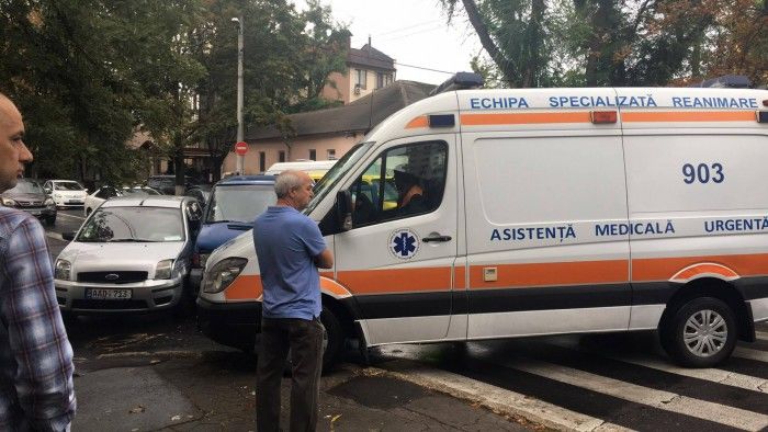 Accident în lanţ: Trei automobile s-au tamponat. O persoană, traumată. Foto: unimedia.info
