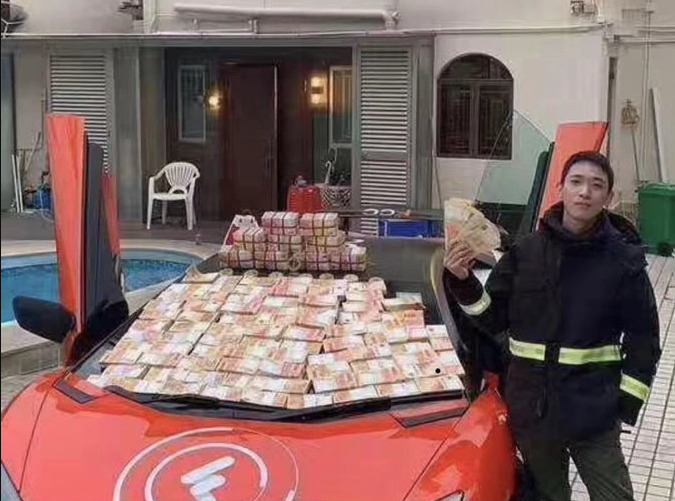 Полицейские обвиняют мужчину в нарушении общественного порядка.