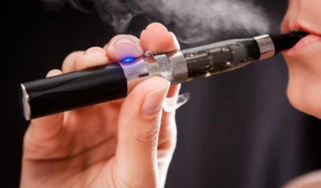 I-a fost iniţiată o anchetă după ce ţigara electronică din care fuma i-a explodat în mână. Foto: ziuadebuzau.ro