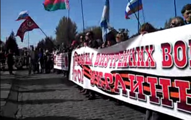 В центре города перекрыто движение транспорта. Колонну сопровождают сотрудники милиции.
