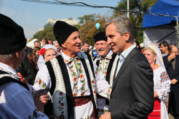 Премьер поблагодарил всех тех, кто занимается производством вина - от посадки виноградной лозы до создания легендарных вин.