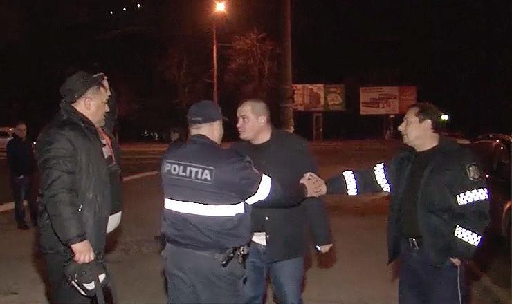 Трех нетрезвых кумовьев разнимали сотрудники двух экипажей полиции. 
