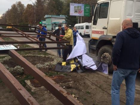 На бульваре Дачия завершился демонтаж рекламных панно.