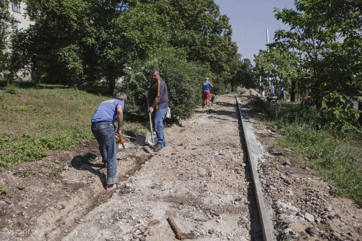 Тротуар вдоль новой троллейбусной линии в Бендерах замостят плиткой.