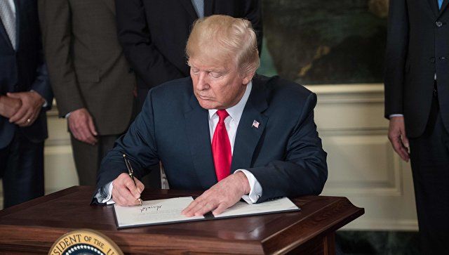СМИ сообщили об отставке советника Трампа по стратегическим вопросам.