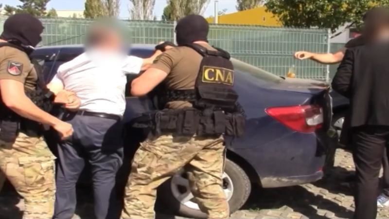 Примар и советник из Флорен задержаны за взятку в 350 000 леев.