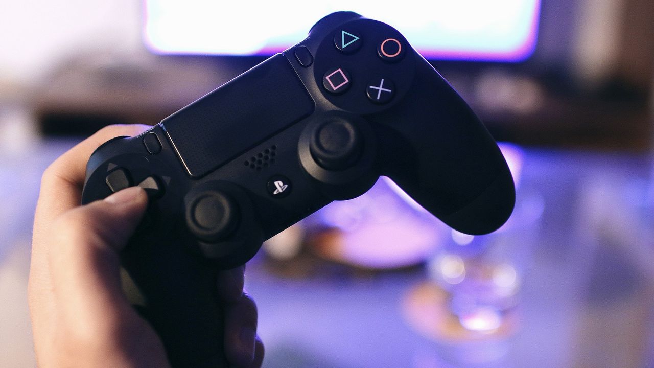 Sony выпустит перчатки, рубашки и штаны с вибрацией для приставки PlayStation 5.