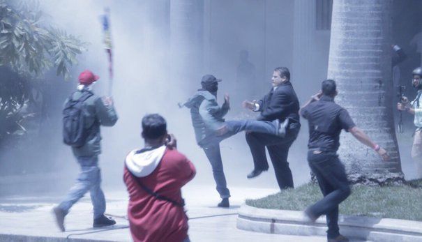 Deputați bătuți. Țara în care Parlamentul a fost luat cu asalt. Foto: mediafax.ro