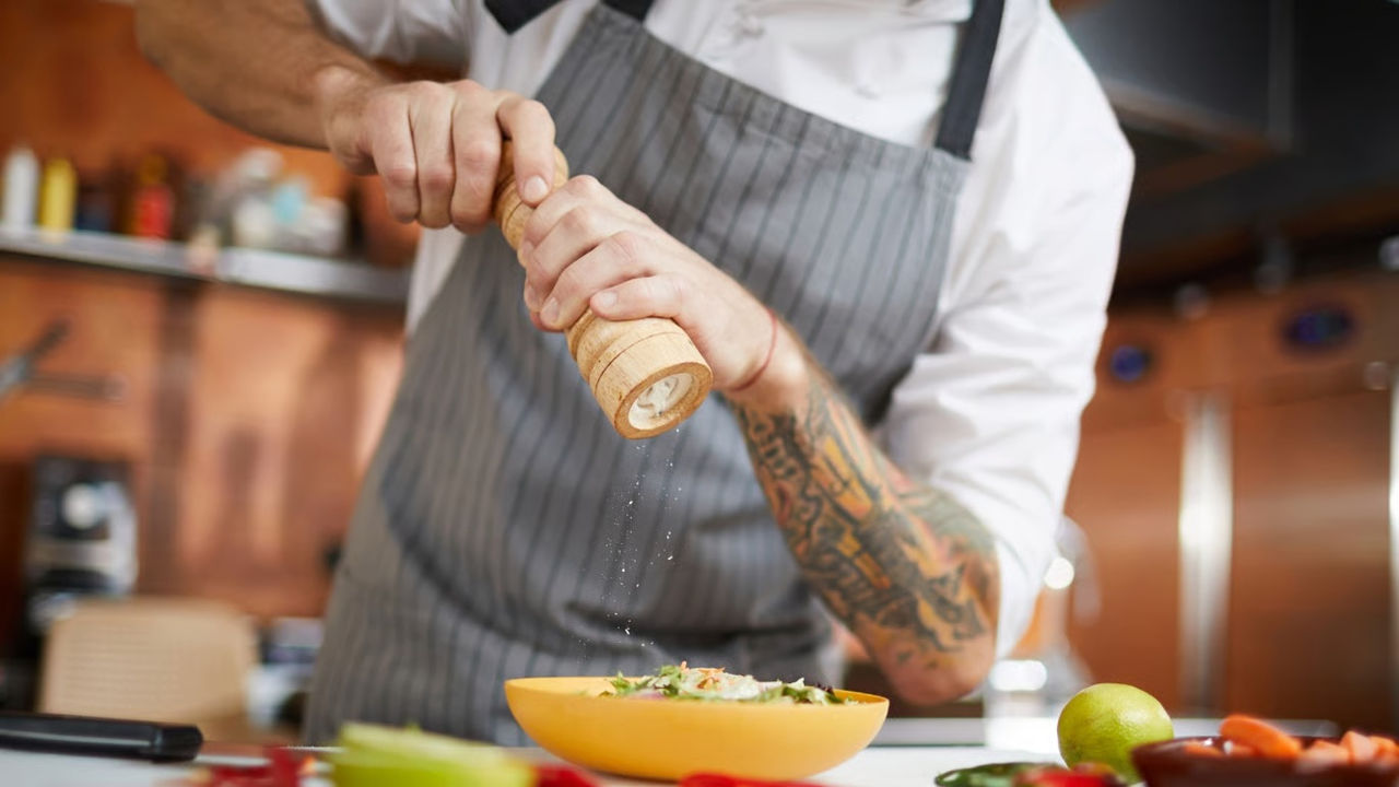 Studiu: Excesul de sare din dietă modifică creierul și crește anxietatea.