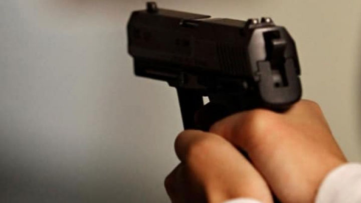 Un şofer a tras două focuri de armă în aer și a fugit