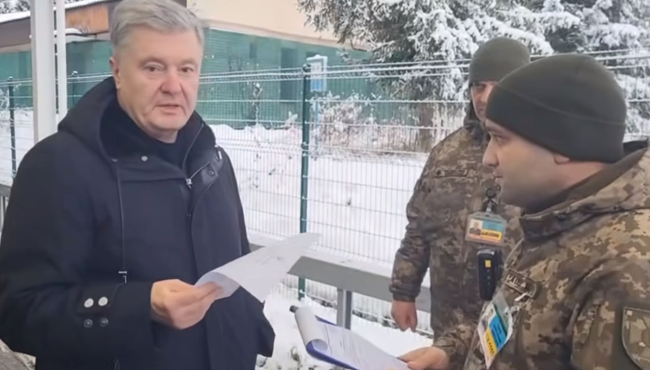 Порошенко не выпустили из Украины из-за отменённого разрешения Рады.