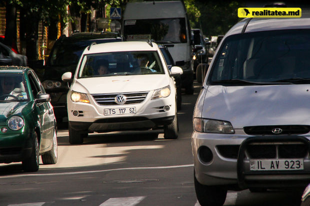 Pe străzile din capitală au apărut mașini cu numere noi de înmatriculare. Foto: realitatea.md