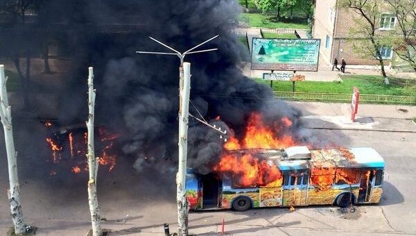 Центр города заволокло дымом, слышны выстрелы и взрывы.