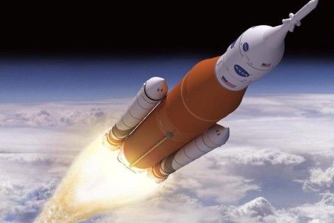 Сборка тяжелой ракеты SLS для полета на Луну будет завершена к концу 2019 года.