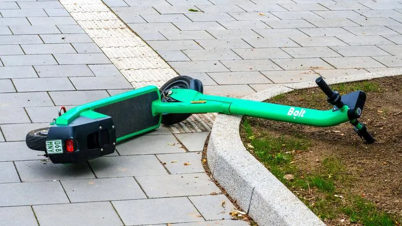 O tânără a murit pe patul de spital, după ce a căzut de pe e o trotinetă electrică în Capitală.