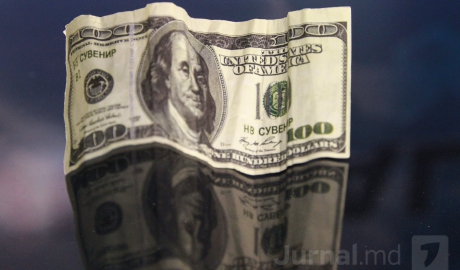 Dolarul atinge mâine o nouă cotaţie record, apropiindu-se cu paşi rapizi de pragul psihologic de 18 lei.