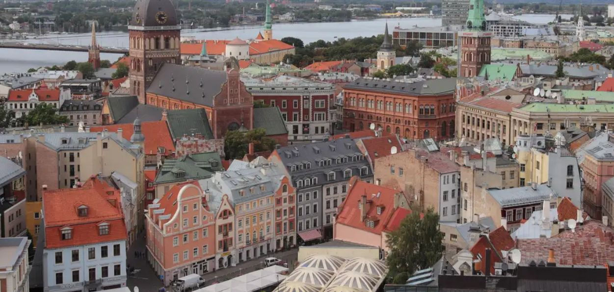 Латвия отсрочила высылку 6000 россиян.