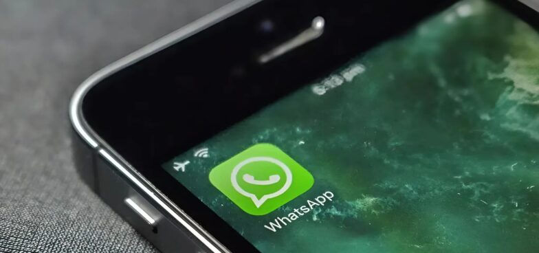 WhatsApp va introduce biblioteca Giphy și generarea de stickere cu ajutorul inteligenței artificiale.