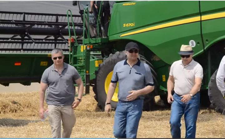 Vlad Filat împreună cu Valeriu Streleț și Ion Rusu, administratorul Caravita, inspectează niște terenuri agricole.