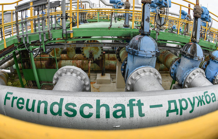 Венгрия и Словакия пригрозили судом из-за остановки Киевом транзита нефти.