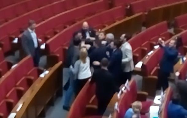 В Раде подрались депутаты.