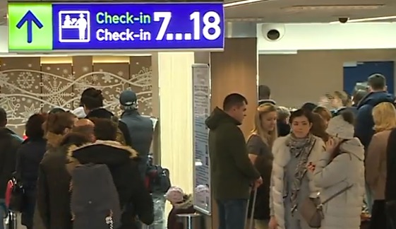Cu lacrimi în ochi, moldovenii veniți de peste hotare au plecat din nou la muncă