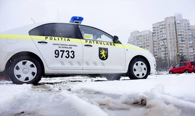 Atenție şoferi: Pe trasee se circulă în condiții de ninsoare