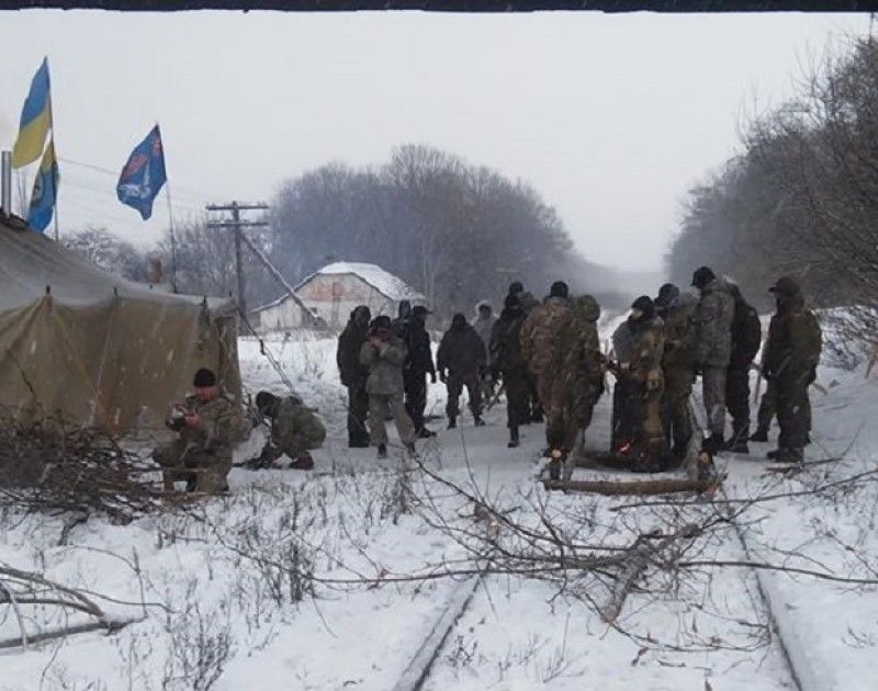Радикалы заблокируют ж/д пути на неподконтрольные Киеву территории Донбасса.