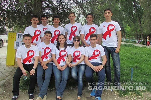 Сотрудники центра «Împreună pentru viață» и волонтеры проинформируют население о ВИЧ-инфекции. Фото: Gagauzinfo.md