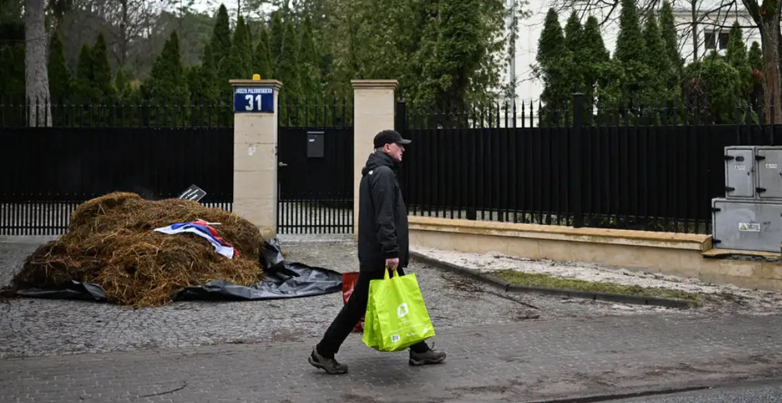 Перед виллой посла РФ в Польше активисты вывалили навоз.