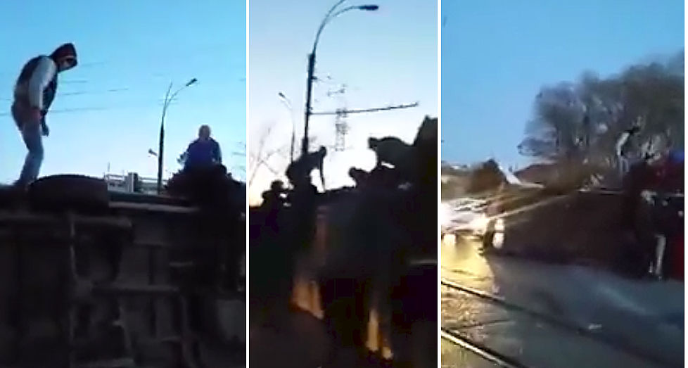 На место прибыли скорая помощь и полиция.