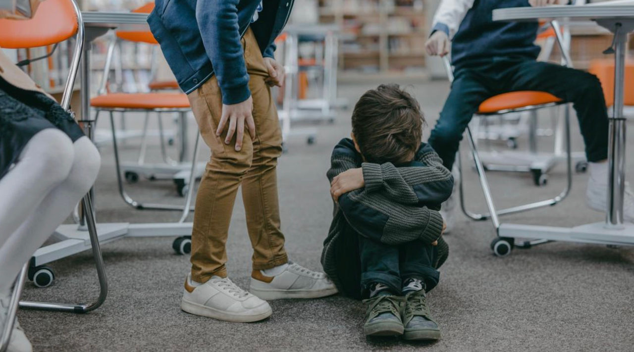 Bullyingul în școlile din Moldova: Un fenomen periculos, nu o simplă ceartă între copii.