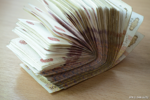 Полицейский подозревается в вымогательстве 300 евро у молодого человека, которому пообещал избежать уголовного дела за незаконный сбыт наркотических веществ.