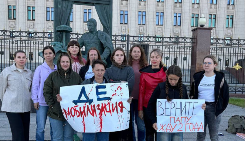 В Москве жены мобилизованных вышли на акцию протеста к зданию Минобороны.
