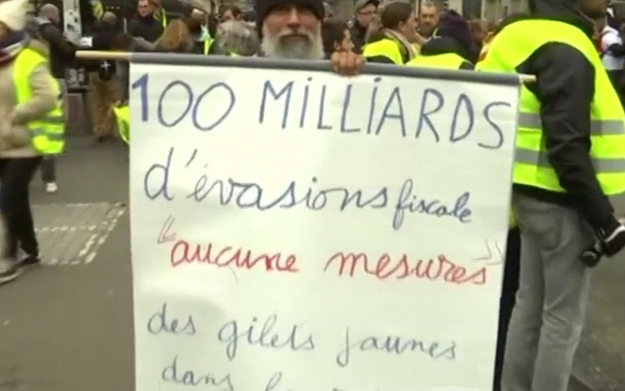 Лидеры протестного движения Франции призывают своих сторонников к массовому снятию наличных средств со счетов. 