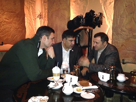 Vlad Filat, a avut la Kiev (Ucraina) o întrevedere cu unul din liderii opoziţiei ucrainene, preşedintele Partidului „Udar Vitalia Klicika”, Vitalii Kliciko, şi cu ex-Preşedintele Georgiei, Mihail Saakașvili.