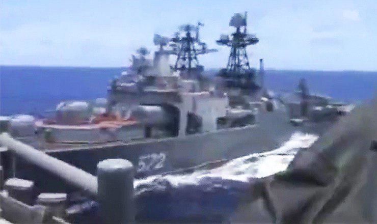 Появилось видео опасного сближения боевых кораблей России и США.
