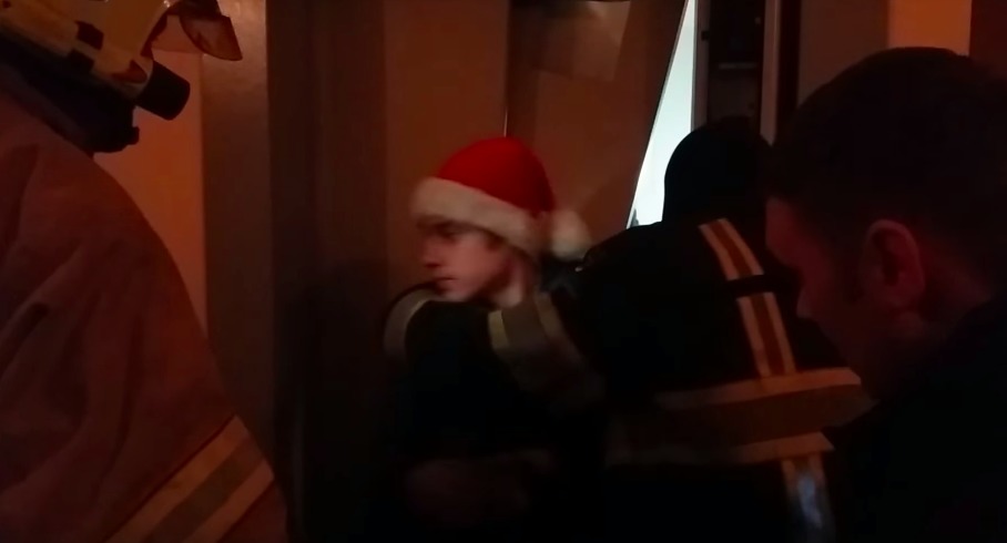 Пятеро детей отправились колядовать и застряли в лифте.