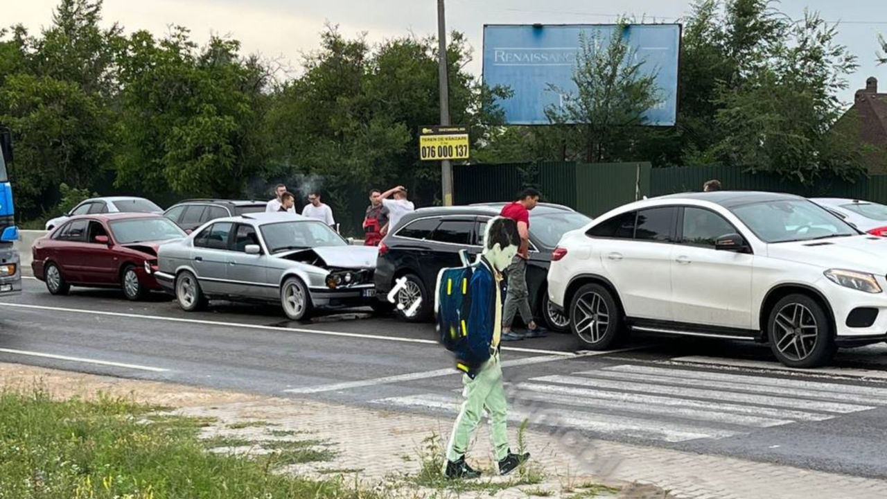 В цепную аварию в Кишиневе попали четыре автомобиля.
