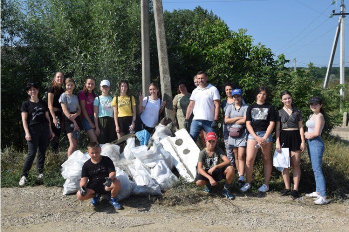 В Яловенах прошла кампания по благоустройству участка реки.