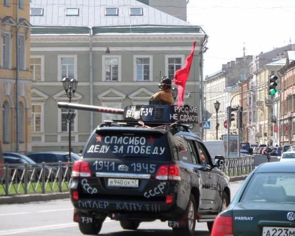 Киртоакэ говорит, что это лучший способ совместить два праздника и примирить два лагеря горожан.  Фото: arsenalnsoz.wordpress.com