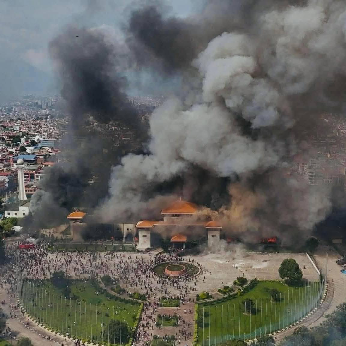 Protestatarii din Nepal au pătruns în clădirea Parlamentului: Miniștrii, evacuați cu elicoptere.